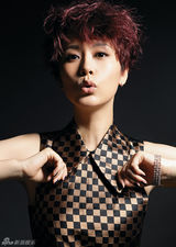 组图：海清时尚封面大片 后厨造型简洁干练