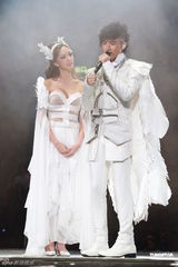 组图：古巨基开唱变白马王子 与JessicaC牵手