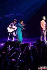 组图：周杰伦香港演唱会落幕 陈奕迅台上力挺