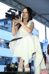 组图：林依晨亮相记者会 白色长裙优雅文静