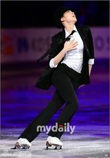 组图：韩花样滑冰运动员金妍儿变身冰上杰克逊