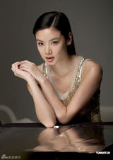 组图：乐基儿全新广告写真 奢华典雅妆容精致