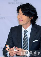 组图：玄彬出席签名会 黑西装尽显绅士风度