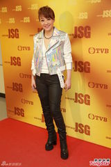 组图：陈慧娴泳儿潮装出席《劲歌金曲》录影