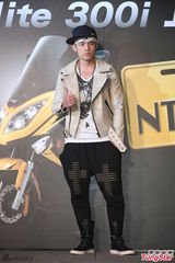 组图：周杰伦亮相代言 一身劲装帅气抢镜