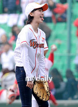 组图：韩女星具惠善为棒球赛开球 短发甜美自信