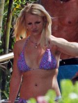 组图：布兰妮身着比基尼身材惹火不减当年