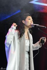 组图：2013微博之夜曲婉婷献唱新歌