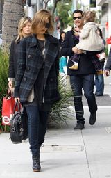 高清组图：杰西卡-阿尔芭全家时尚出游