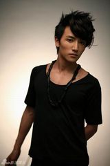 幻灯图：许诺写真忧郁绽放 尝试华丽新造型