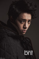 组图：韩歌手郑俊英时尚写真 展休闲绅士风