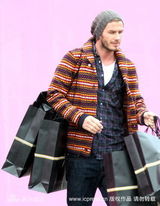 幻灯图：贝克汉姆带儿子购物 大包小包满载而归