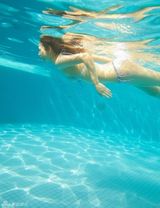 组图：日本人气超模佐佐木希泳装写真青春无敌