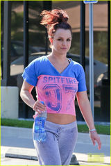 组图：布兰妮清新范儿现身 有男友陪伴满脸幸福