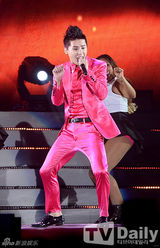 组图：JYJ金俊秀亮粉西装开唱 与女伴贴身辣舞