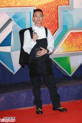 组图：黄智雯身着黄裙亮丽 梁烈唯工装俏皮