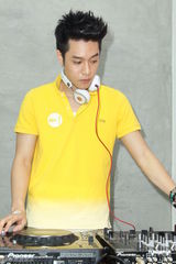 组图：周汤豪搓碟任客座DJ 新专辑包揽全创作