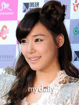 组图：少女时代首尔火爆开唱 白色热裤性感热辣