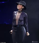 组图：艾丽西亚洛杉矶开唱 透视开胸衫大跳热舞