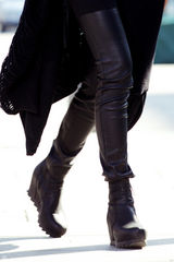 高清组图：韩雯雯街拍LOOK 黑色大衣搭配潮裤