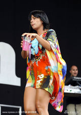 幻灯图集：莉莉-艾伦献唱音乐节 豹纹小内裤登场