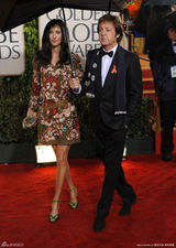 高清组图：保罗-麦卡特尼携未婚妻搞怪亮相红毯