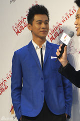 组图：乔振宇亮相风尚活动 第一时间为雅安祈福