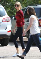 组图：泰勒空中弹跳孩子气 蓝色短裙修长美腿