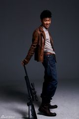 组图：张译型男写真持枪展硬汉气质