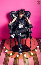 组图：王栎鑫曝粉色系写真 无袖衣露健硕肌肉