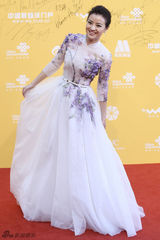 组图：电影频道主持人经纬白裙现身 优雅招手