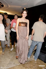 幻灯图：陈乔恩出席活动 香槟礼服雍容华贵 