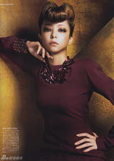 组图：安室奈美惠奢华写真 性感透视装似孔雀