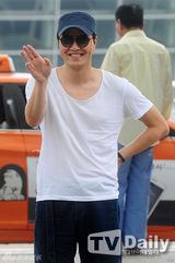 组图：《听声》主演出国度假 李钟硕未同行