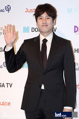 组图：韩星李珉廷秀香肩 泫雅等出席活动