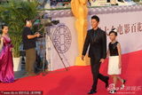 组图：李晨携《唐山大地震》小演员走红毯