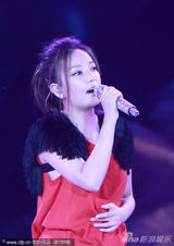 组图：赵薇中秋晚会献唱 亮丽红裙现身显妩媚