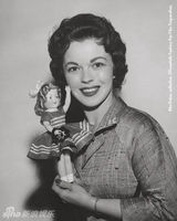 组图：秀兰邓波儿童星期可爱萌照似洋娃娃