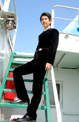 组图：何明翰写真大片彰显熟男魅力