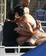 组图：凯蒂-佩里戏水泳裤不慎滑落露丰臀