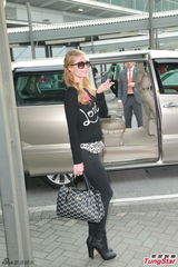 组图：希尔顿携男友来港 墨镜遮面大方拍照