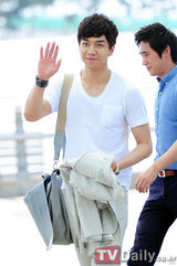 组图：韩星李胜基飞赴英国护送奥运圣火现身机场