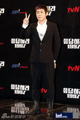 组图：韩新老偶像歌手齐聚《回应吧1997》发布会