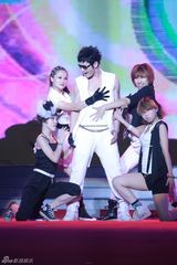 幻灯：黄晓明性感热舞HIGH翻体育场 献花母亲尽孝心