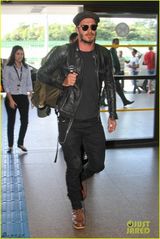 组图：贝克汉姆黑皮衣墨镜出行 尽显潮男范儿