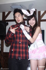 组图：潘玮柏抱兔女郎庆情人节 否认与江语晨拍拖