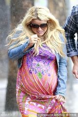 组图：杰西卡-辛普森娇喘躲雨撩裙秀大肚