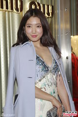 高清：朴信惠袭港露事业线艳压全场 与利特不熟