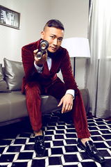 组图：聂远登杂志封面演绎优质男人魅力