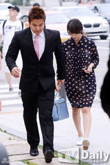 组图：WG先艺携夫贺朱雅敏大婚 宽衫遮孕肚